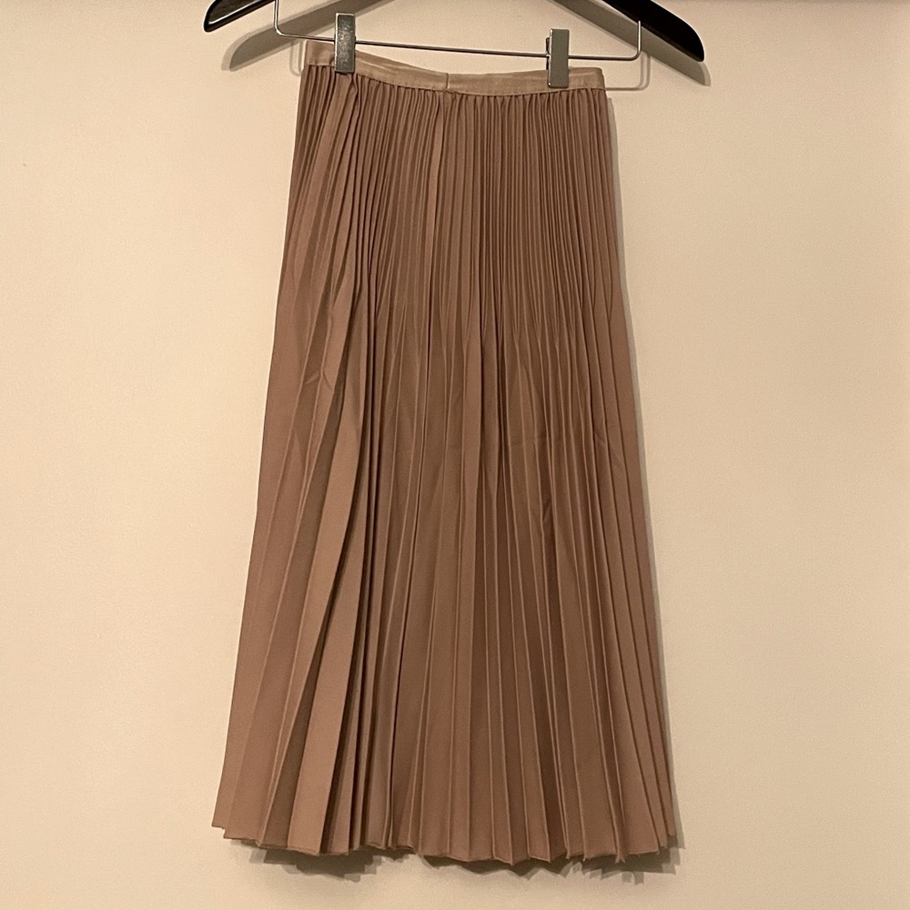 Pleated Midi skirt